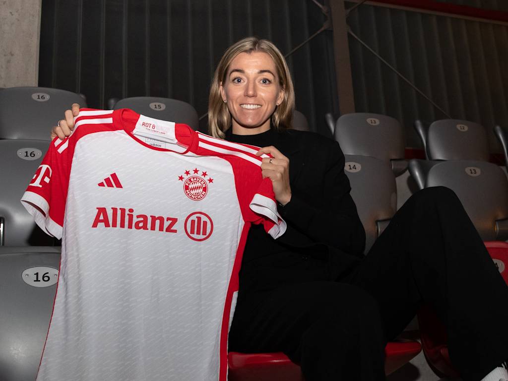 Linda Sembrant mit dem Trikot des FC Bayern Muenchen.