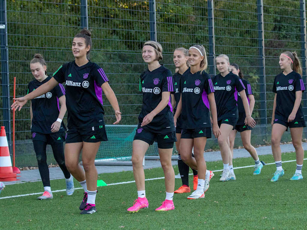 Der Nachwuchs der FC Bayern Frauen während einer Trainingseinheit.