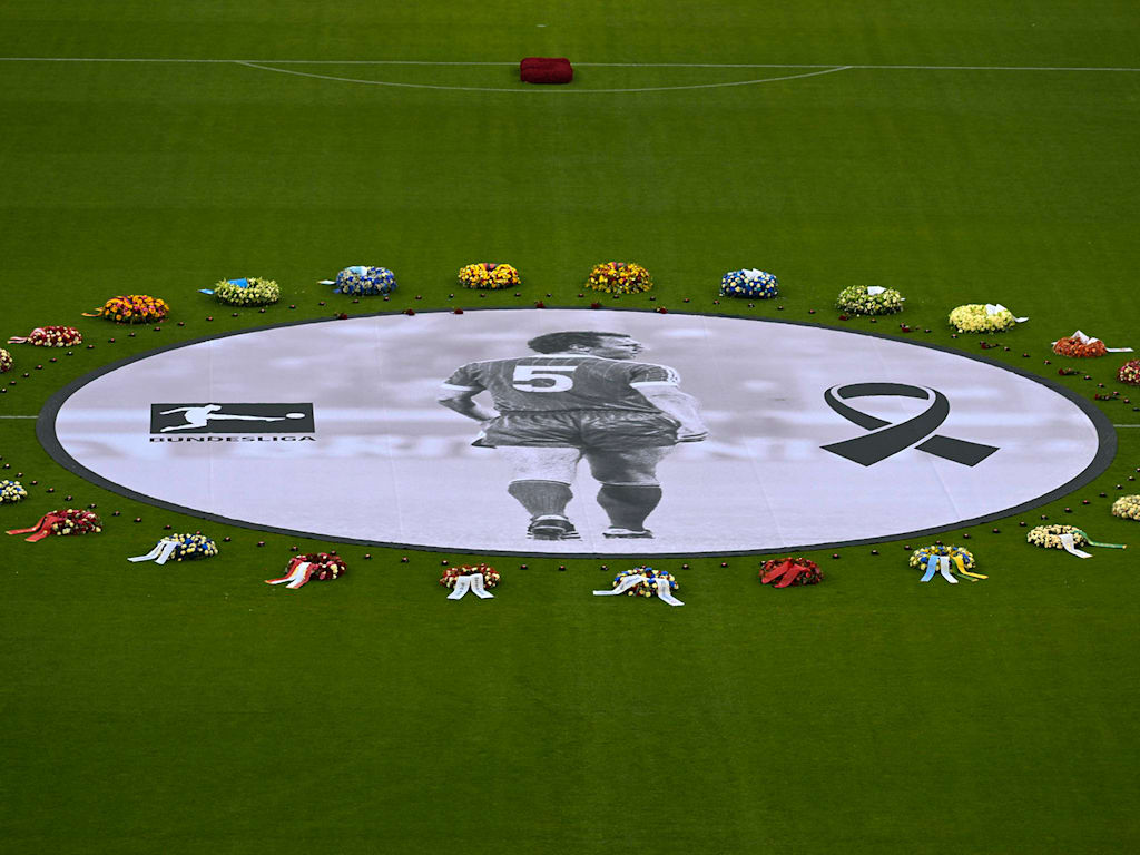 Allianz Arena leuchtet im Gedenken an Franz Beckenbauer