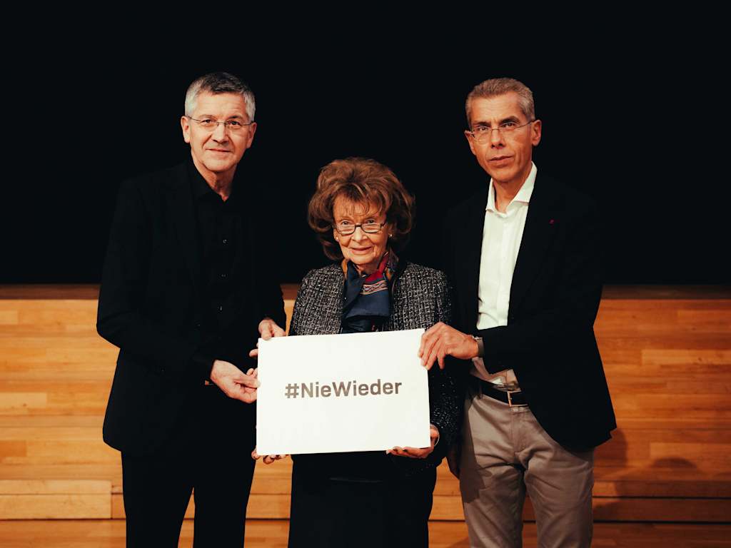 Conmemoración del Holocausto comunidad judía Herbert Hainer, Charlotte Knobloch und Michael Diederich die Aufschrift #Niewieder hoch