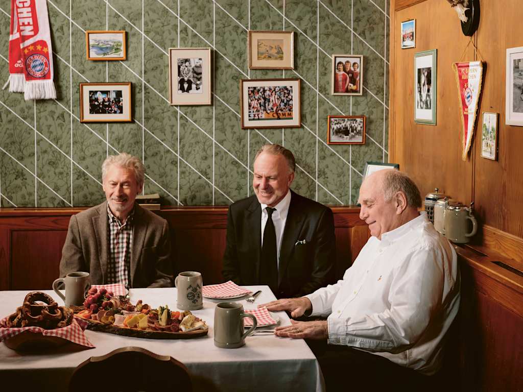 Uli Hoeneß, Paul Breitner & Karl-Heinz Rummenigge sprechen am Stammtisch über Franz Beckenbauer.