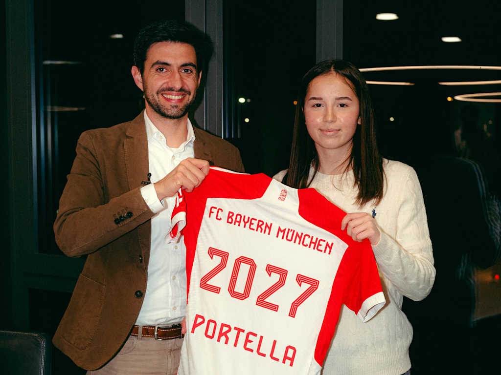 Laila Portella unterzeichnet ihren Vertrag bei den FC Bayern Frauen