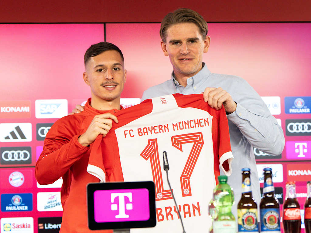 FC Bayern new signing Bryan Zaragoza with his new shirt at his unveiling