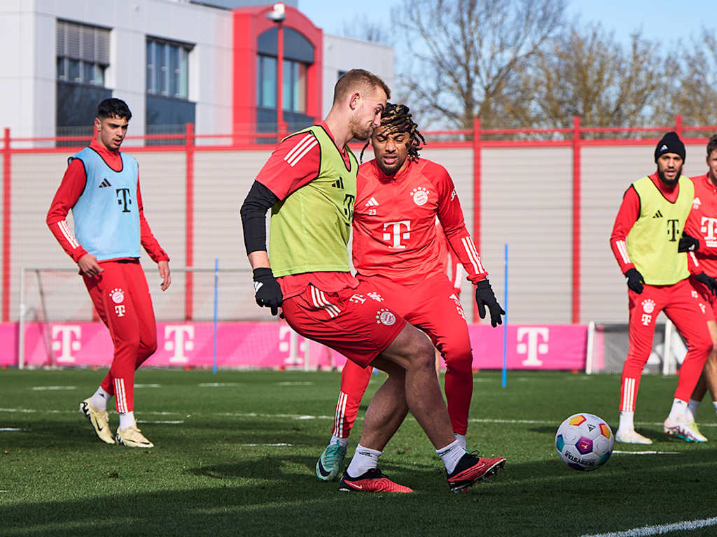 Matthijs de Ligt und Sacha Boey im Zweikampf im Training des FC Bayern