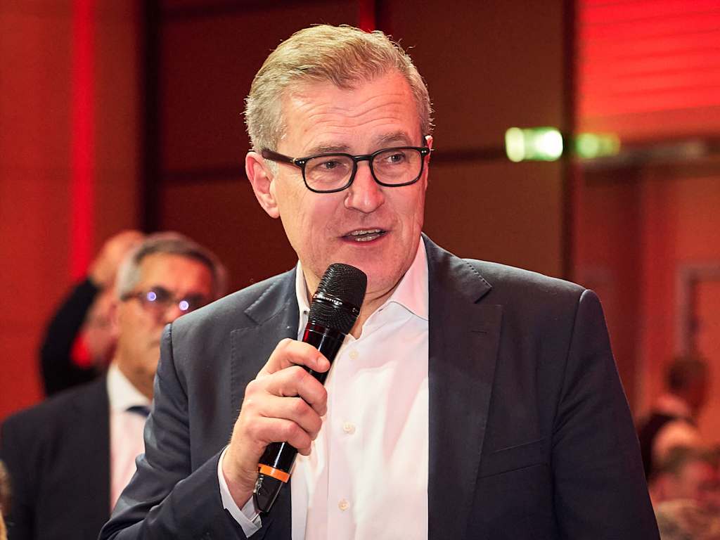 Jan-Christian Dreesen habla en la cena del FC Bayern tras el partido de la Champions League contra la Lazio de Roma.