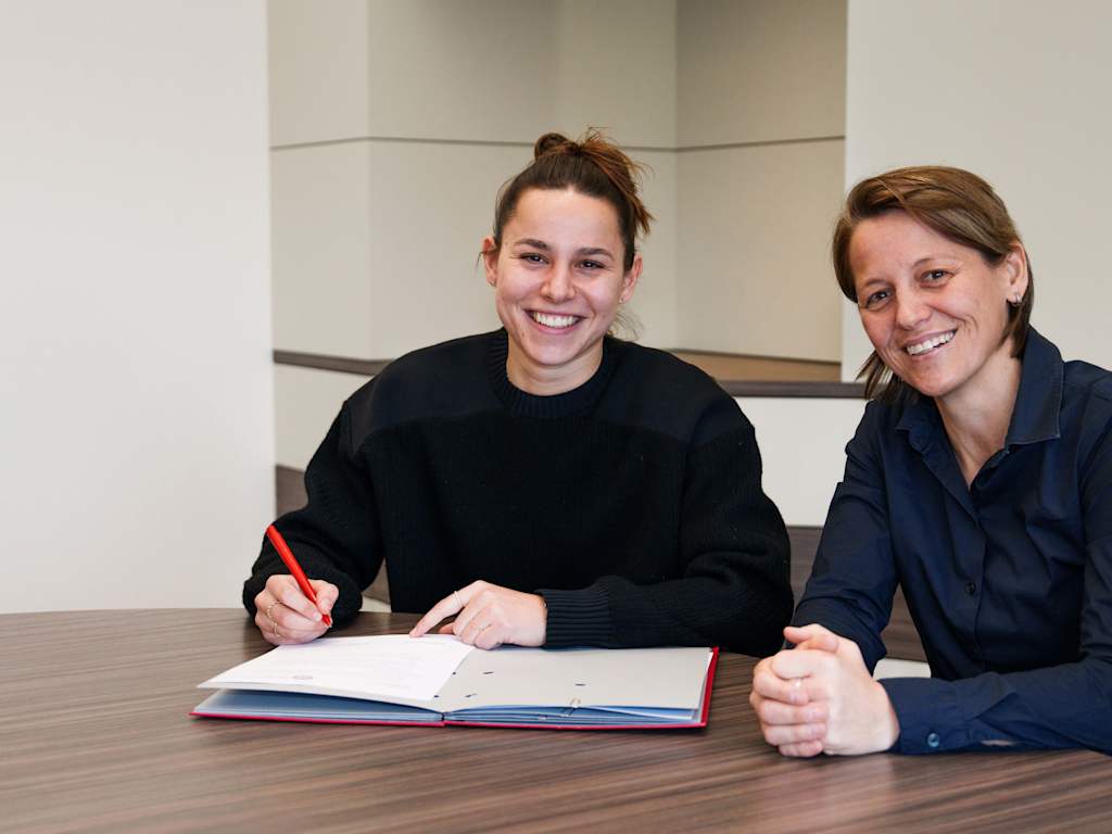 Lena Oberdorf unterschreibt ihren Vertrag beim FC Bayern München