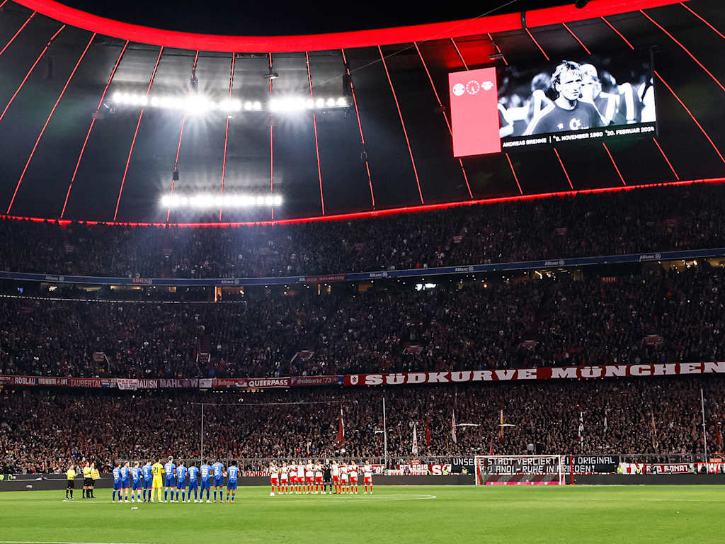 Minuto de silencio por Andreas Brehme antes del FC Bayern vs. RB Leipzig