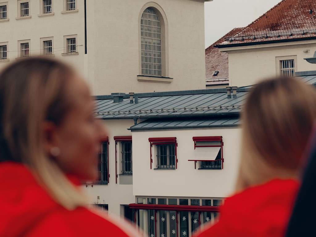 FC Bayern Frauen zu Besuch in der JVA Aichach
