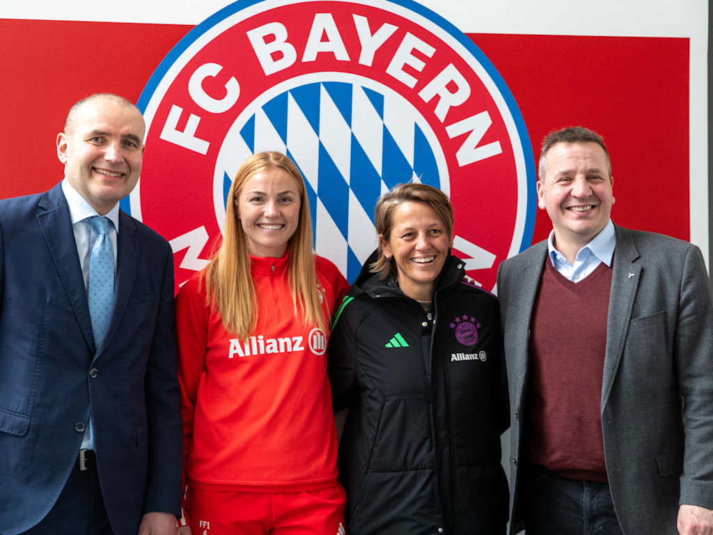 Icelandic president Guðni Jóhannesson visited FC Bayern Women at the Campus
