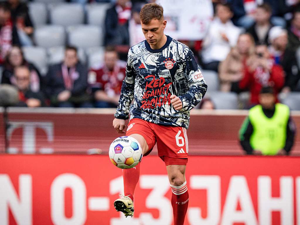 Joshua Kimmich wärmt sich vor einem Bundesliga-Spiel des FC Bayern in der Allianz Arena auf.