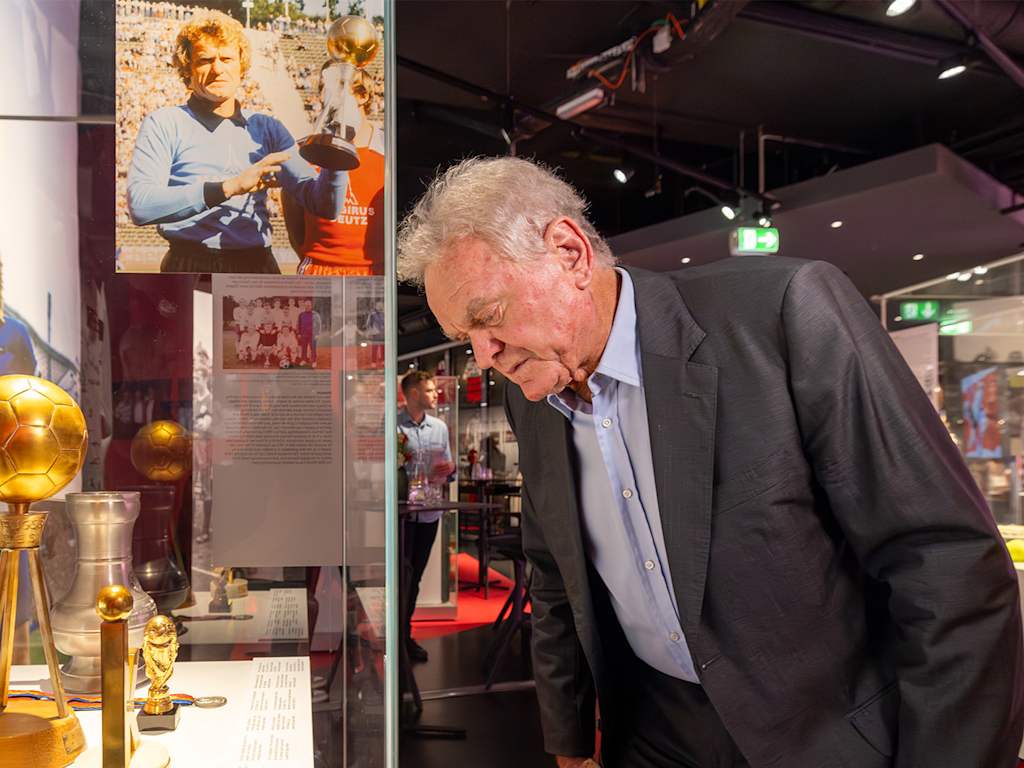 Sepp Maier betrachtet die Ausstellung im FC Bayern Museum zu seinem 80. Geburtstag.