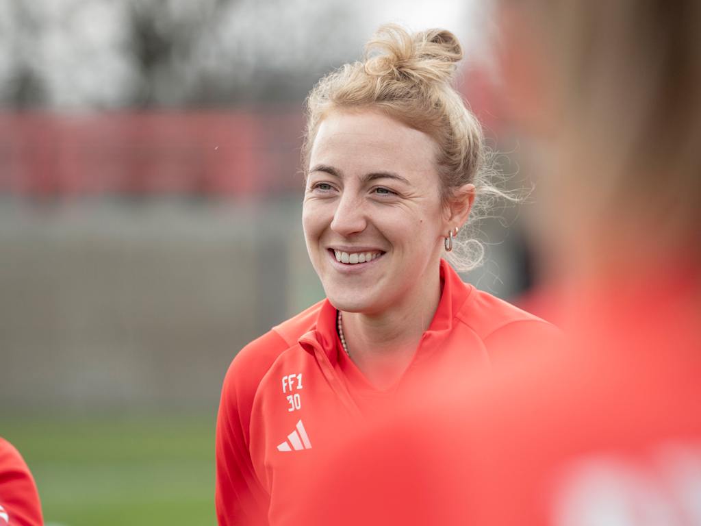 Carolin Simon bei ihrem ersten Mannschaftstraining mit den FC Bayern Frauen nach ihrem Kreuzbandriss