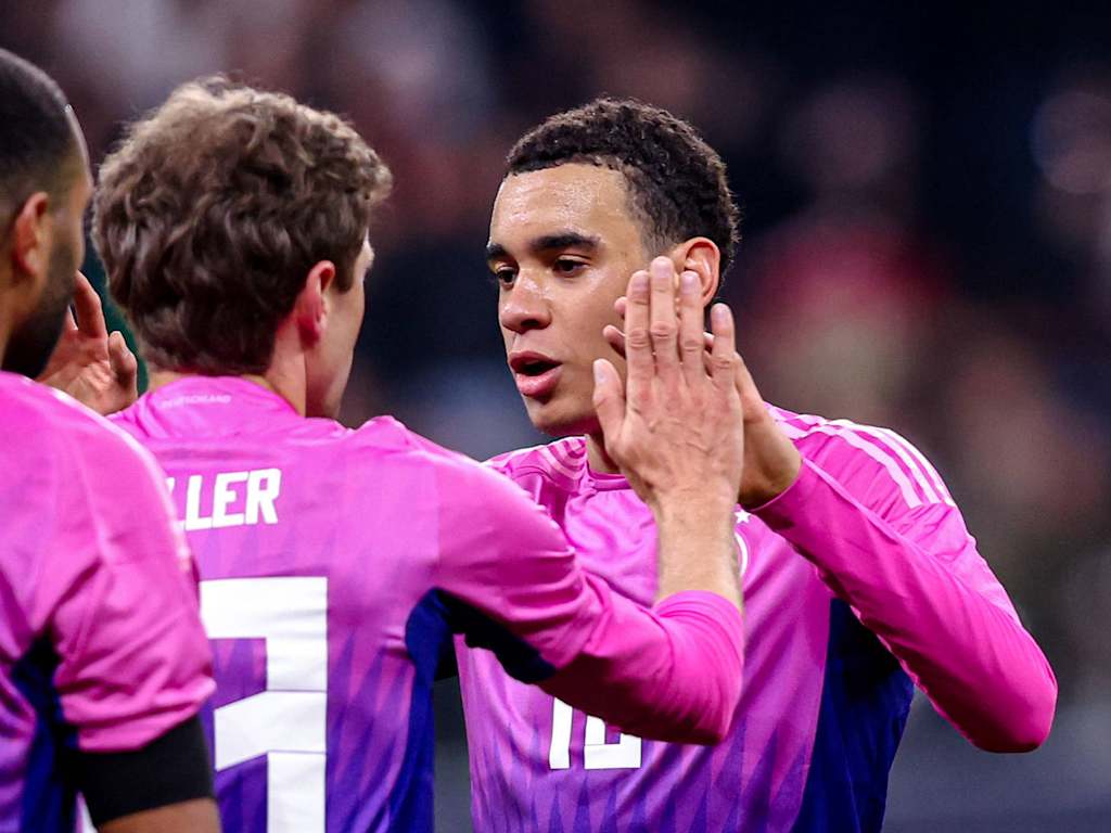 Jamal Musiala jubelt mit Thomas Müller.