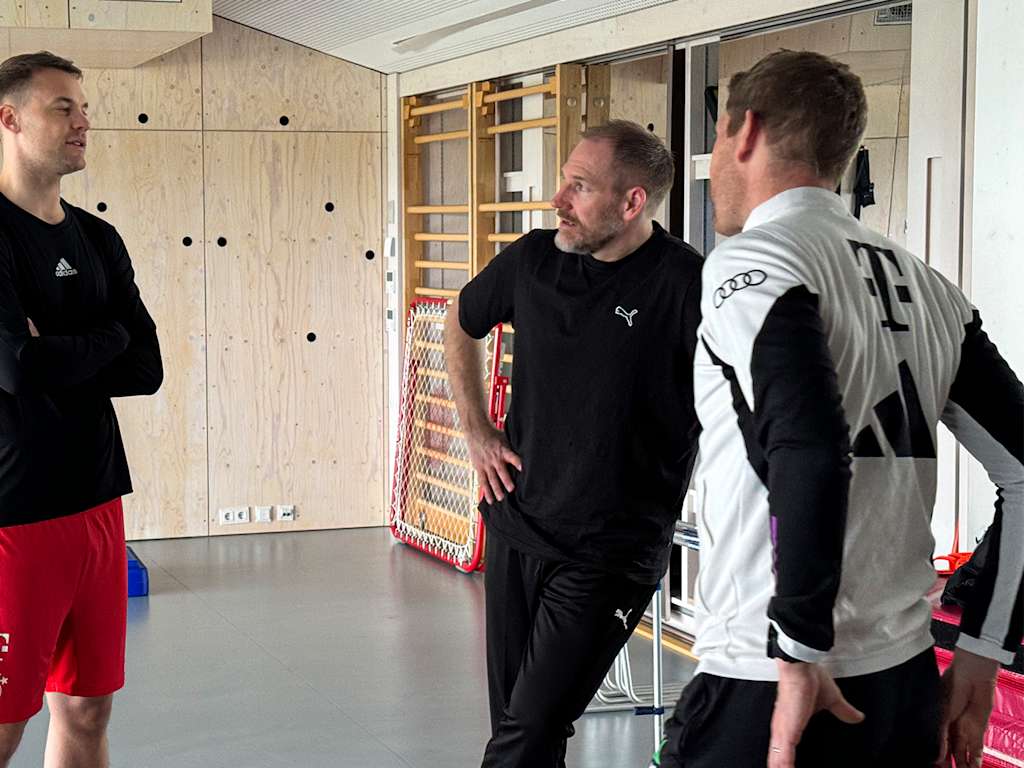 Goalkeepers deep in conversation: Manuel Neuer, Mattias Andersson and Michael Rechner