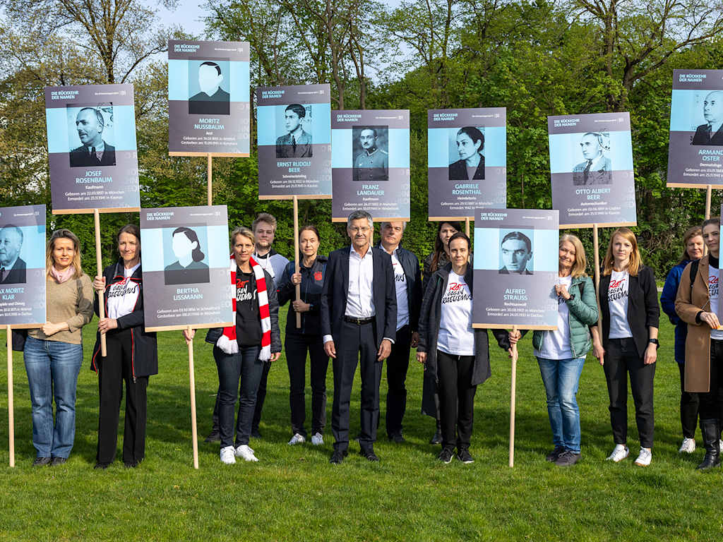 FC Bayern beim Projekt „Rückkehr der Namen“ Herbert Hainer