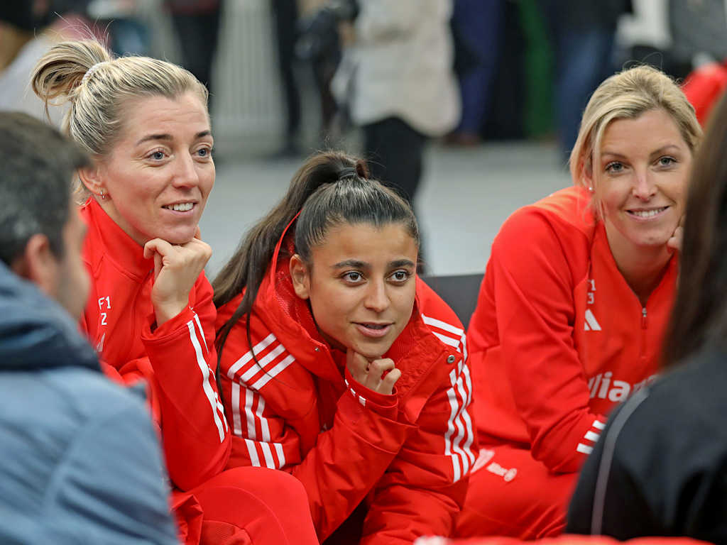 FC Bayern Women visit Aichach Prison