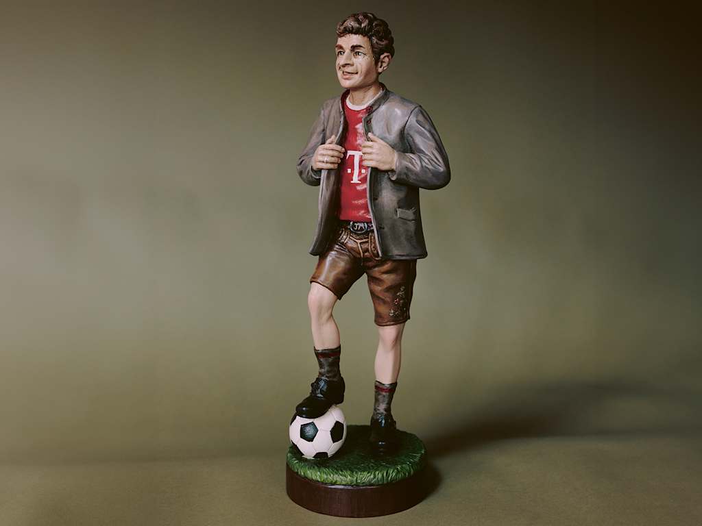 Patronus Bavariae: Thomas Müller como figura de madera en FC Bayern Magazine 51