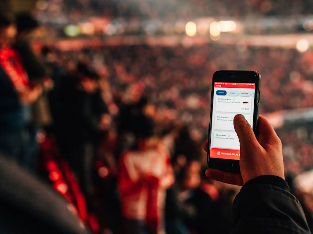 Zuschauer in der Allianz Arena nutzen den Pick-up Service an einem Kiosk am Spieltag