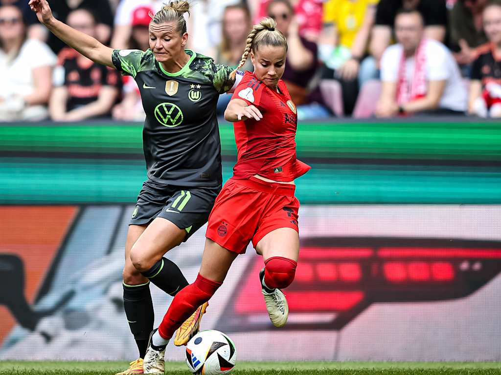 Giulia Gwinn, Zweikampf, FC Bayern Frauen im Pokalfinale gegen den VfL Wolfsburg