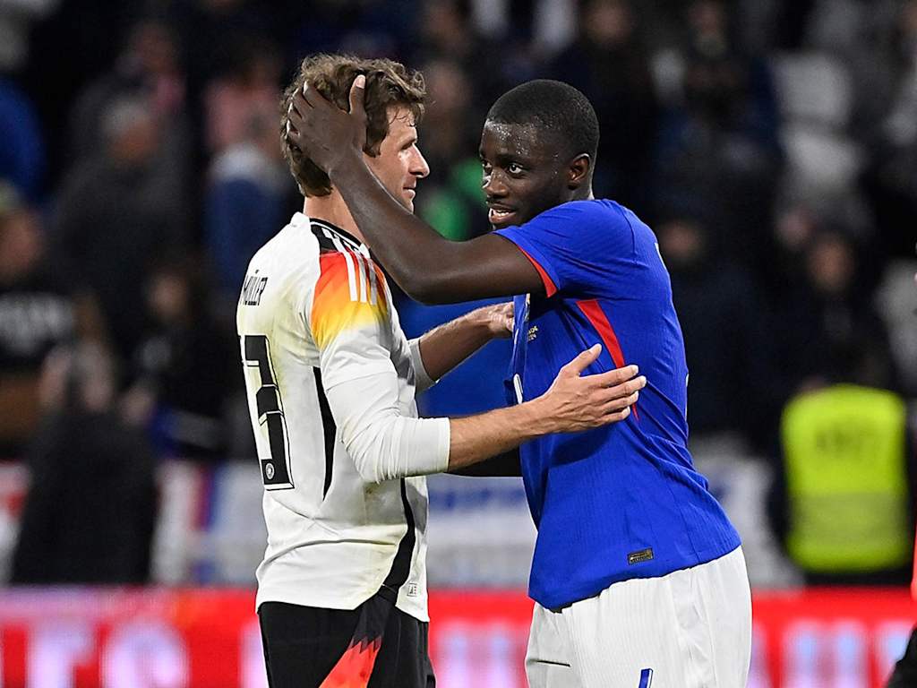 Die FC Bayern-Teamkollegen Thomas Müller und Dayot Upamecano umarmen sich nach dem Länderspiel Deutschland - Frankreich.