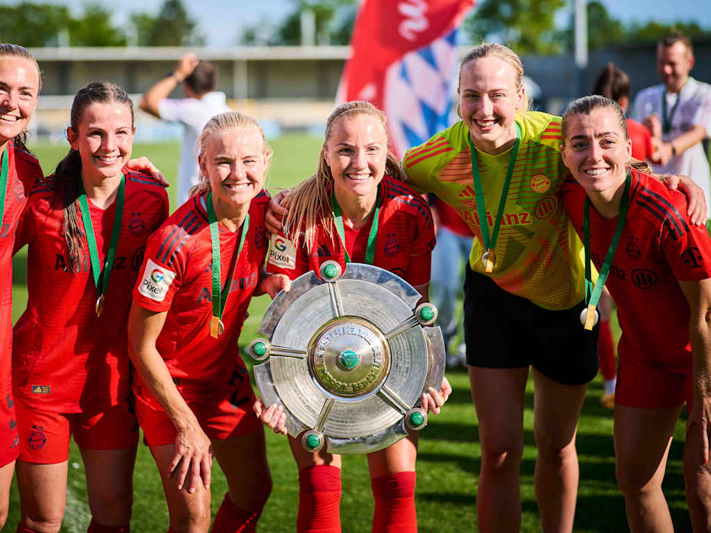 Spielerinnen des FC Bayern mit der Meisterschale