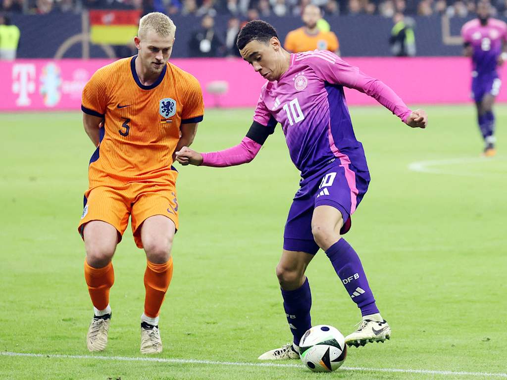Jamal Musiala und Matthijs de Ligt beim Spiel zwischen Deutschland und Niederlande