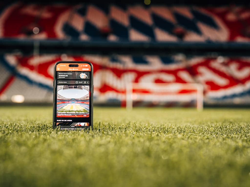 Ein Handy in der Allianz Arena mit der praktischen Allianz Arena App