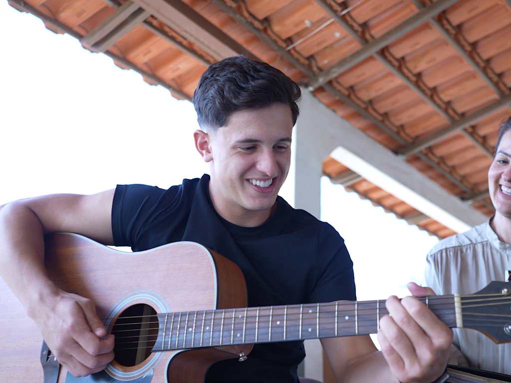 Gustavo Telles spielt Gitarre