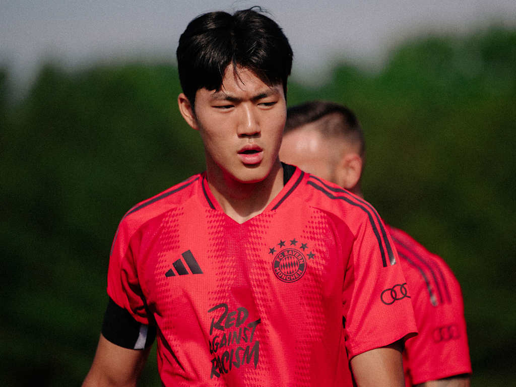 FC Bayern World Squad number 20 Gyeong-Bin Mo on the football pitch
