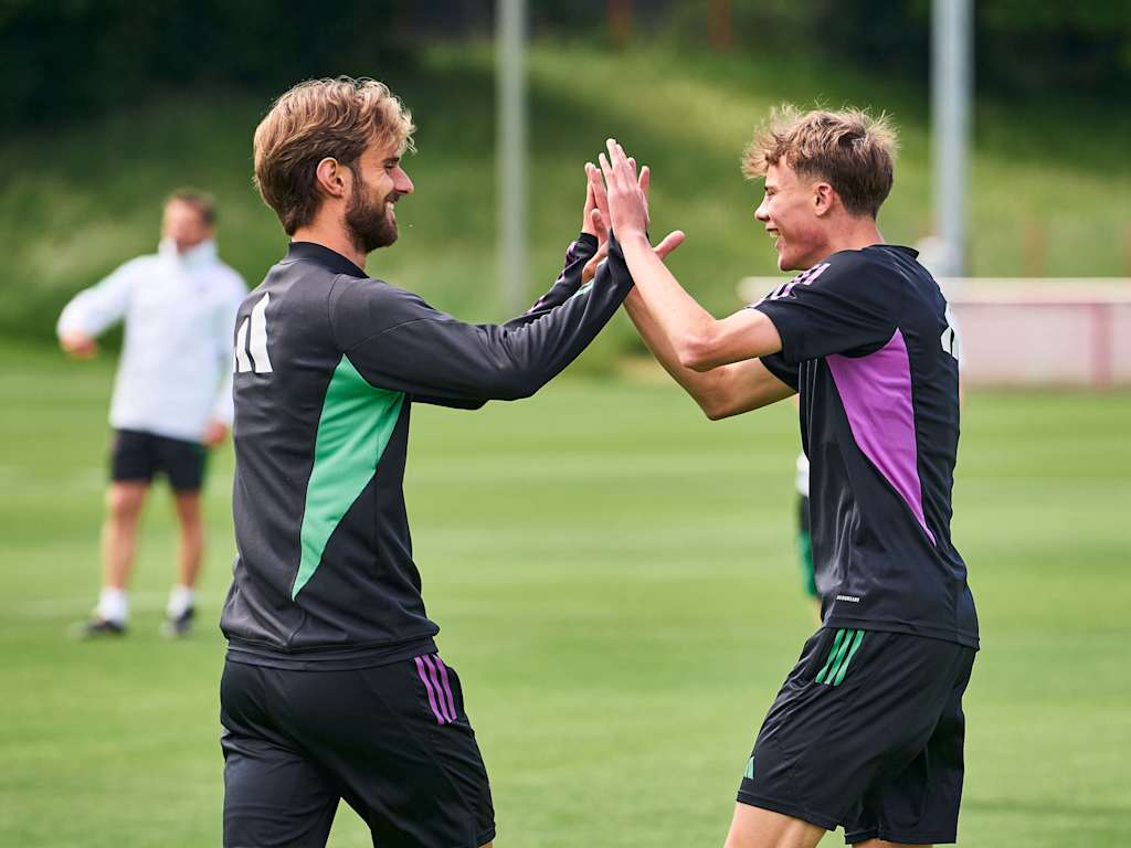 Luca Denk klatscht mit Jonathan Asp Jensen ab