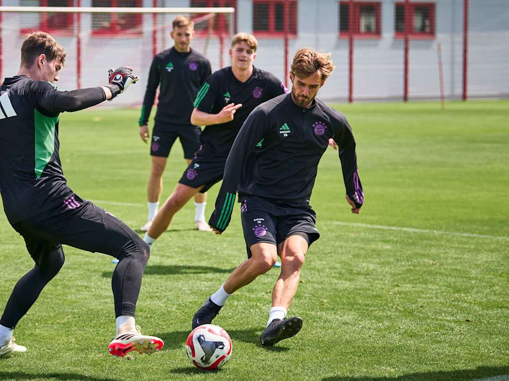 Luca Denk im Training mit Max Schmitt am Ball