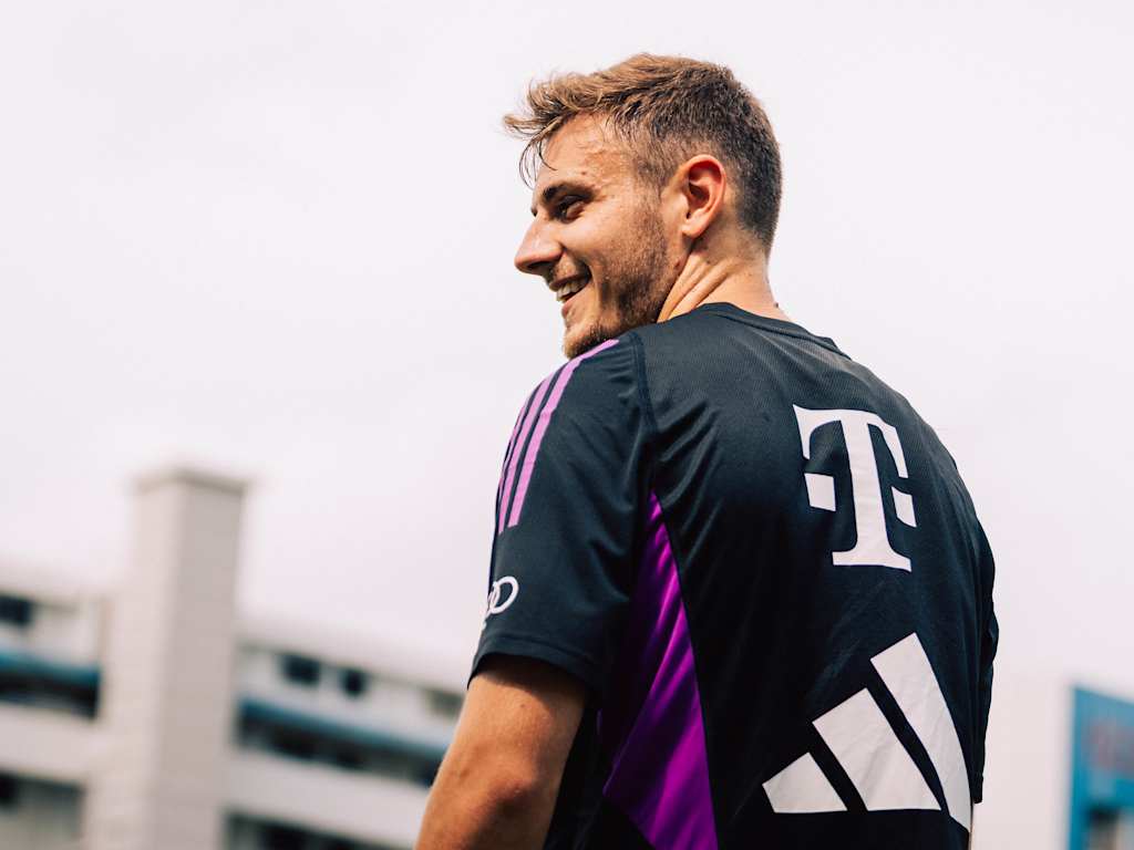 Josip Stanišić laughs in FC Bayern training at Säbener Straße.