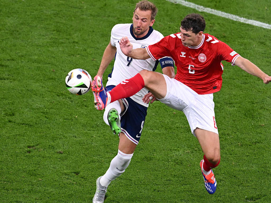 Harry Kane im Zweikampf mit Dänemarks Andreas Christensen im EM-Spiel der Engländer