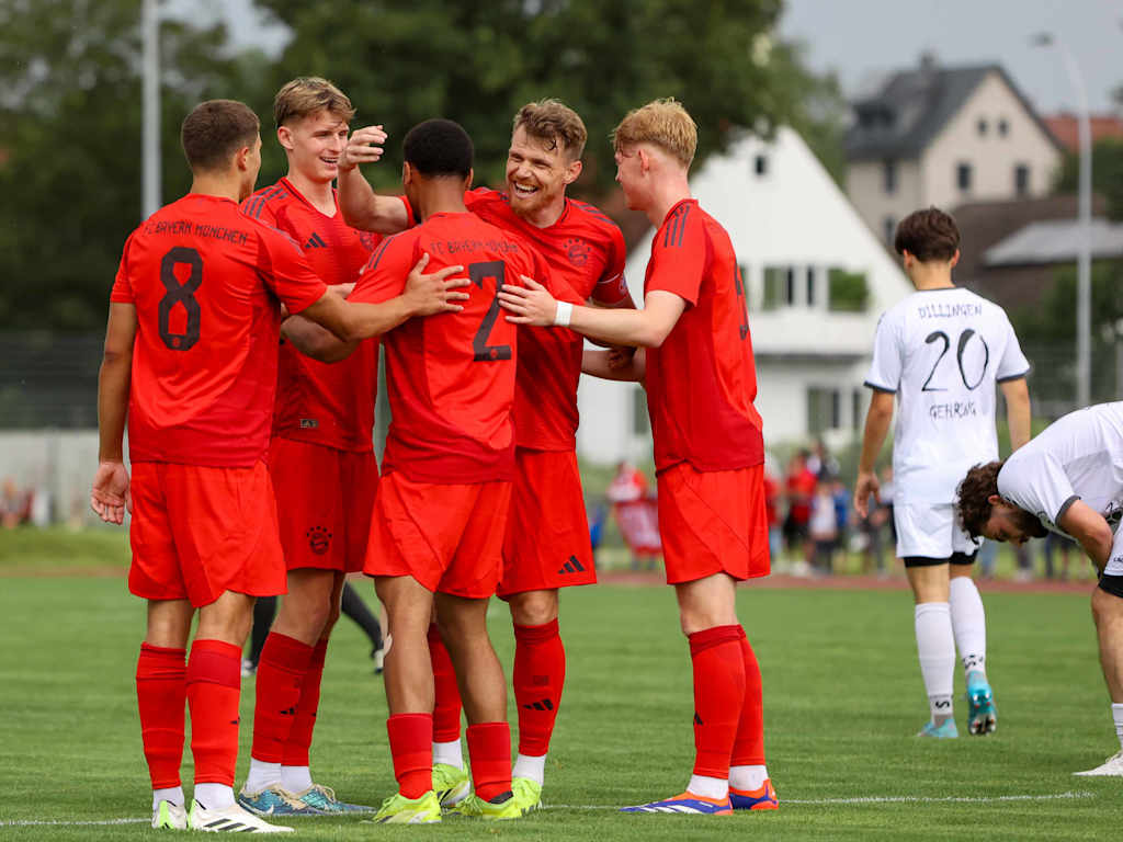 FC Bayern Amateure stehen im Kreis und jubeln