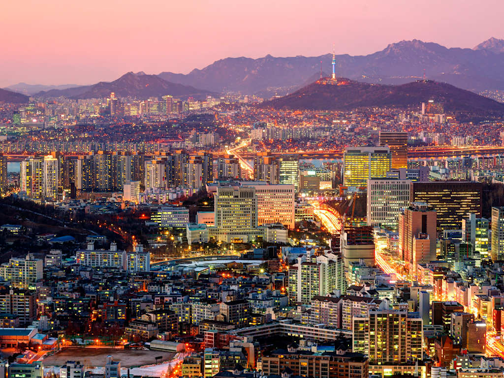Skyline der südkoeranischen Hauptstadt Seoul, die der FC Bayern bei der Audi Summer Tour 2024 besuchen wird.