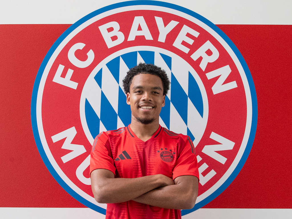 Porträt von Chivano Wijks, der einen Vertrag beim FC Bayern unterschrieben hat