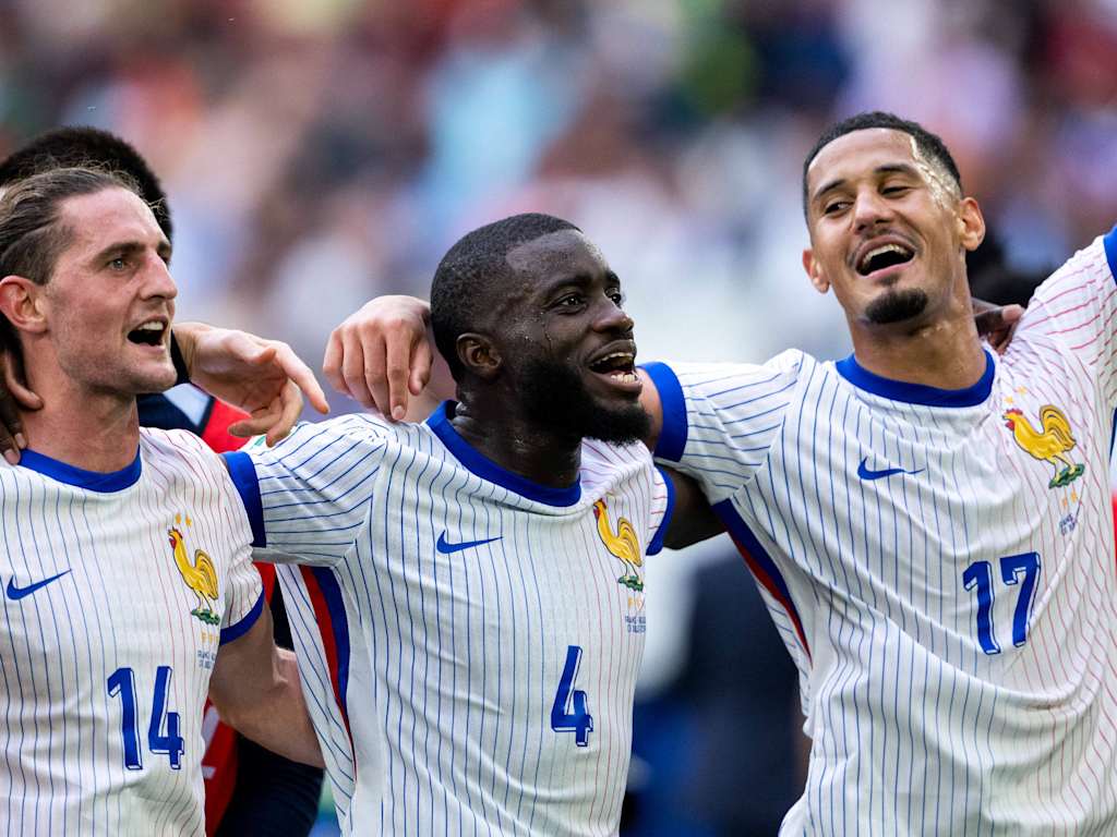 Dayot Upamecano celebrates with French teammates Rabiot and Saliba.