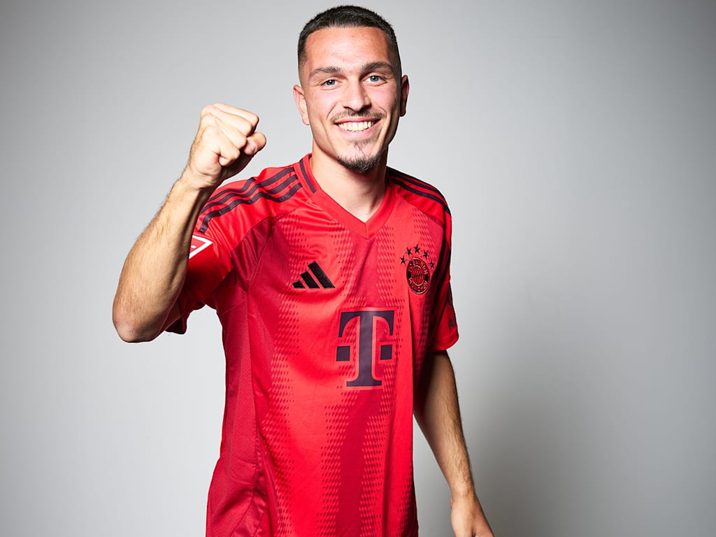 Arijon Ibrahimovic im neuen FC Bayern-Trikot