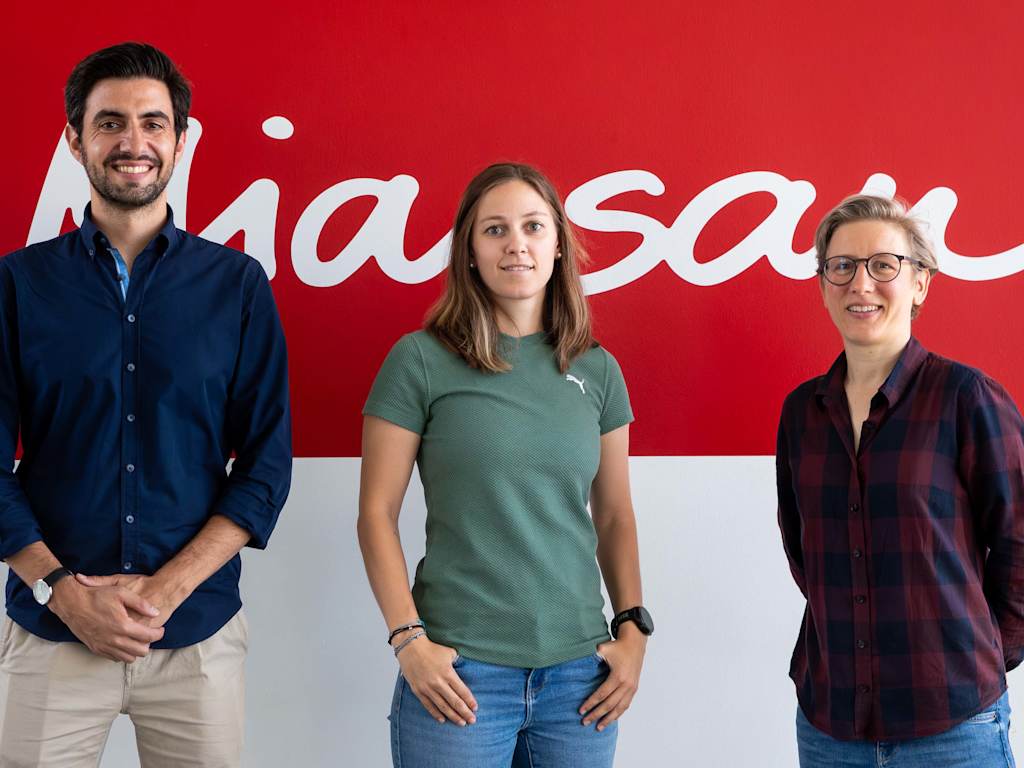 Von links: Francisco De Sá Fardilha von den FCB-Frauen, Sarah Roithmeier von der SpVgg Greuther Fuerth und Nathalie Bischof von den FCB-Frauen