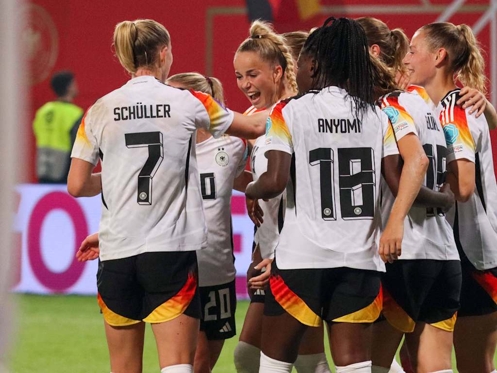 Gwinn und Schueller von den FC Bayern Frauen im Jubel bei der Deutschen Nationalmannschaft