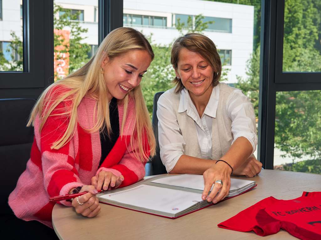 Giulia Gwinn unterschreibt ihre Vertragsverlaengerung bei den FC Bayern Frauen