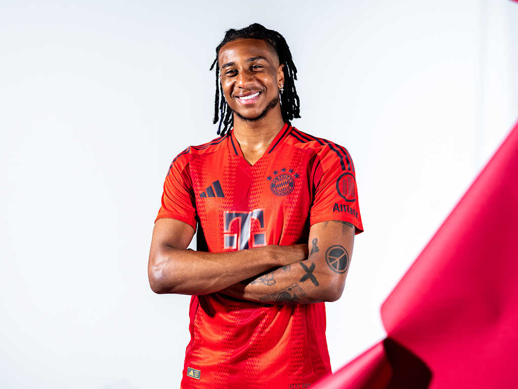 Neuzugang Michael Olise im Trikot des FC Bayern