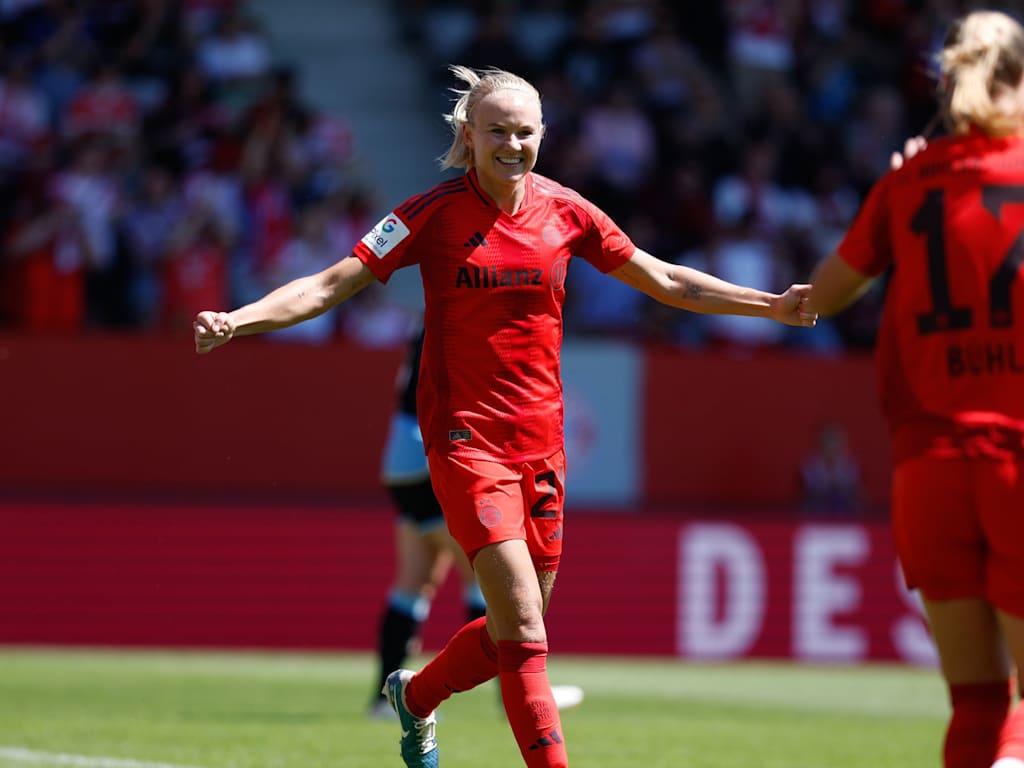 Pernille Harder und Klara Buehl von den FC Bayern Frauen jubeln.