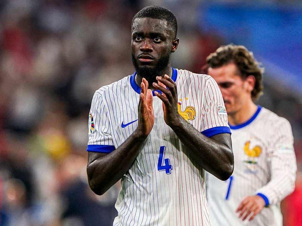 Dayot Upamecano y su compañero Aurélien Tchouaméni en la semifinal de la Eurocopa entre Francia y España