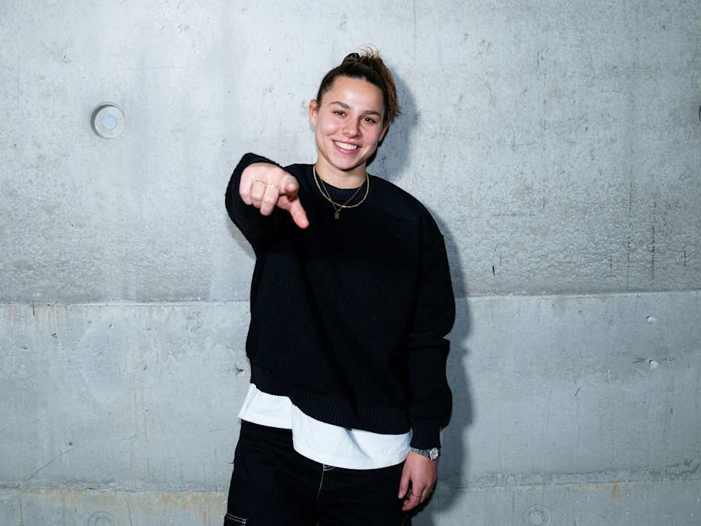Lena Oberdorf am Tag ihrer Vertragsunterzeichnung bei den FC Bayern Frauen