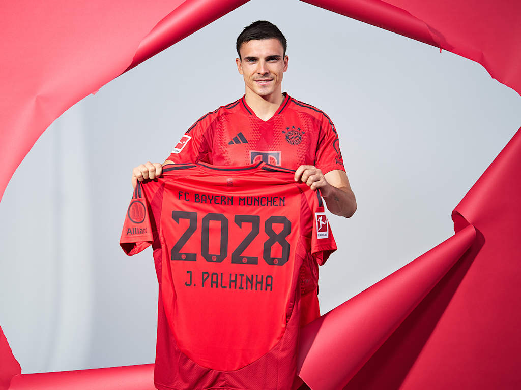 Joao Palhinha hält ein FC Bayern-Trikot mit der Zahl