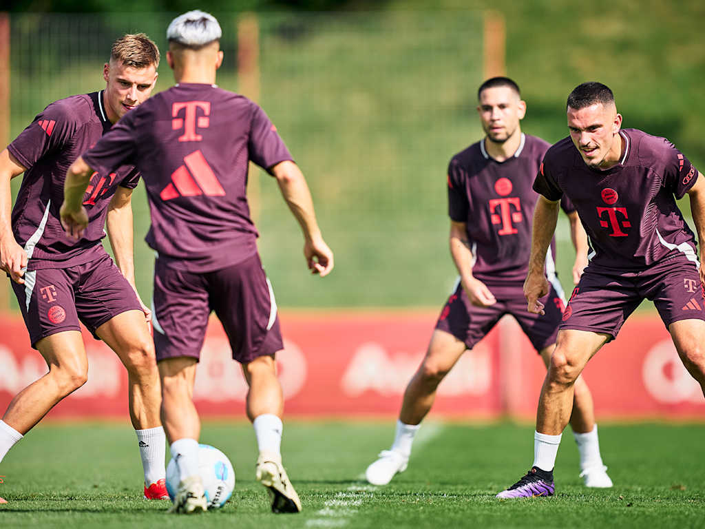Gabriel Vidovic, Bryan Zaragoza, Raphael Guerreiro y Arijon Ibrahimovic en el entrenamiento del FC Bayern