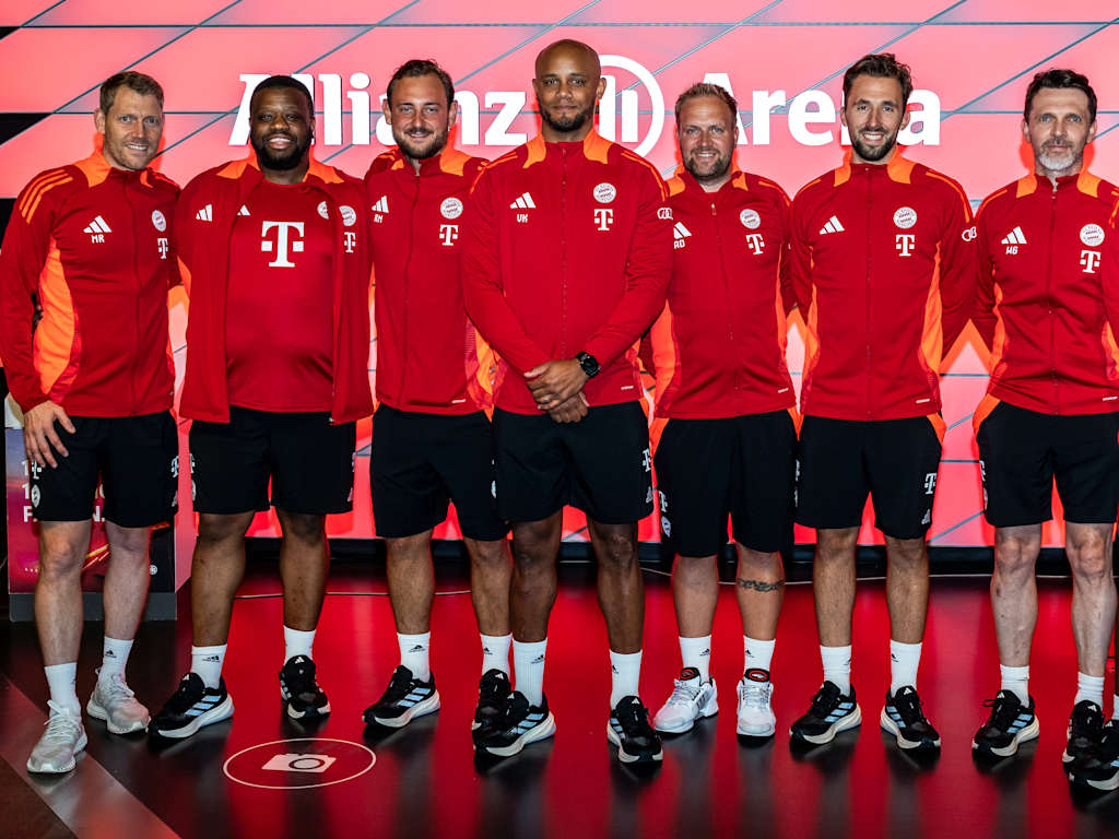 Coach Vincent Kompany and his assistants in the FC Bayern Museum