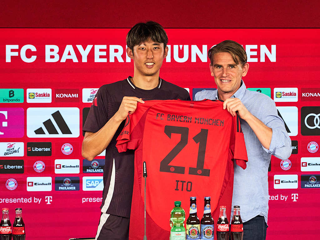 Neuzugang Hiroki Ito mit einem FC Bayern-Trikot