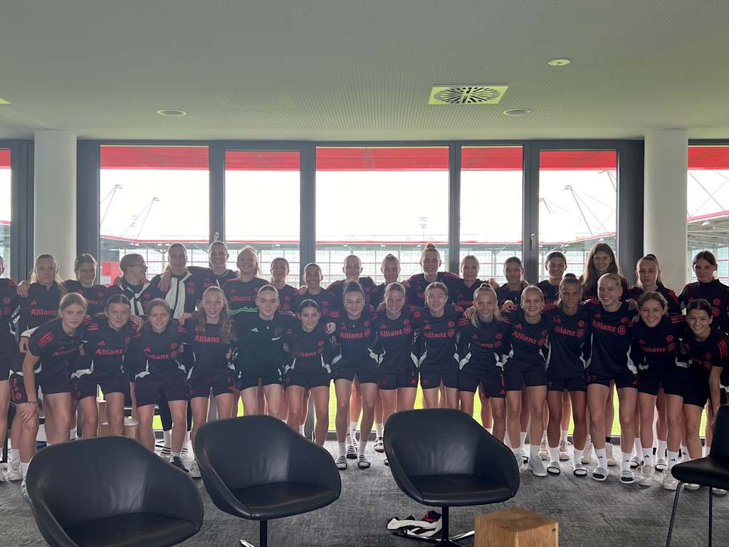 Gruppenbild der FC Bayern Frauen U17 und U20